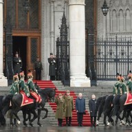 Március 15. - Felvonták a nemzeti lobogót az Országház előtt