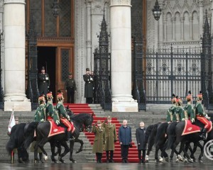 Március 15. - Felvonták a nemzeti lobogót az Országház előtt