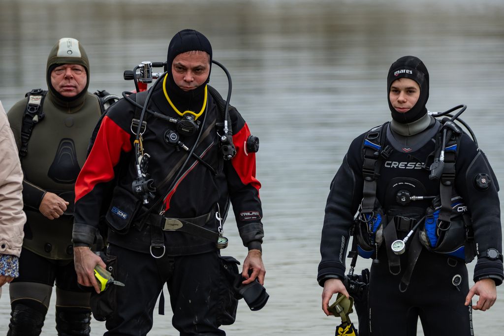 A Palatinus-tó mélyére vitték a feldíszített és fényfüzérrel díszített karácsonyfát