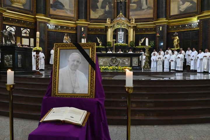 Ferenc pápa halálának első évfordulójára készül ma a Vatikán és Róma