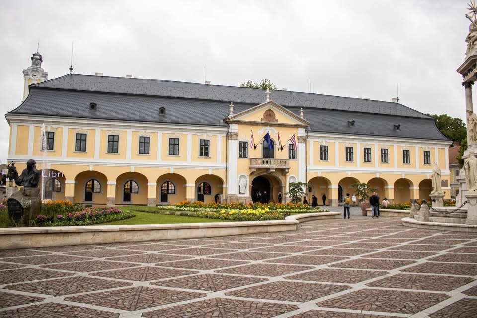 Hivatalosan is átadták a felújított esztergomi Városházát