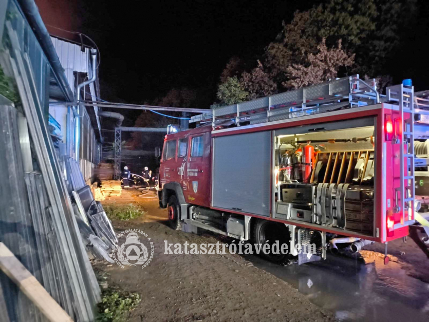 Részben beszakadt egy lángoló csarnoképület Visegrádon