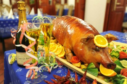 Lencse, malac, pezsgő: Így együk be magunkat a szerencsébe!   