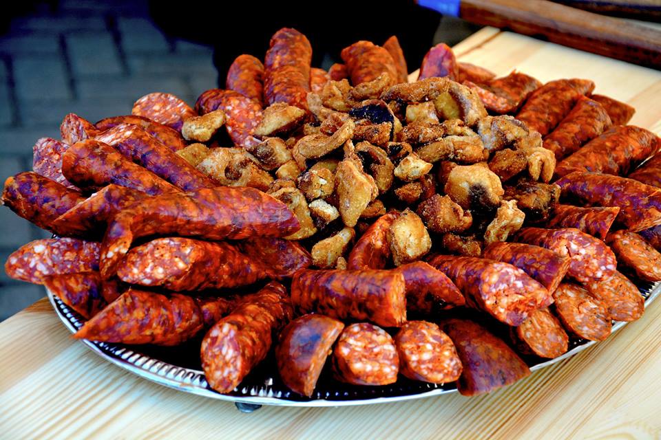 Friss tepertő és nótaszó: Idén is böllérfesztiváltól lesz zajos az esztergomi piac