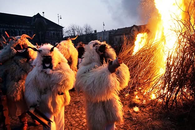 Maszkok, kereplők és a tél búcsúztatása: Megkezdődött a 2026-os Busójárás