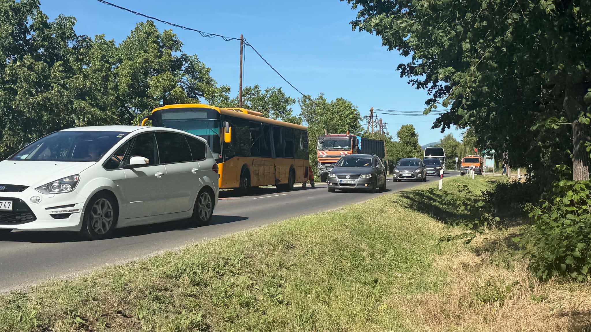 Súlyos buszbaleset Esztergom közelében: Teljes útlezárás a 11-es főúton