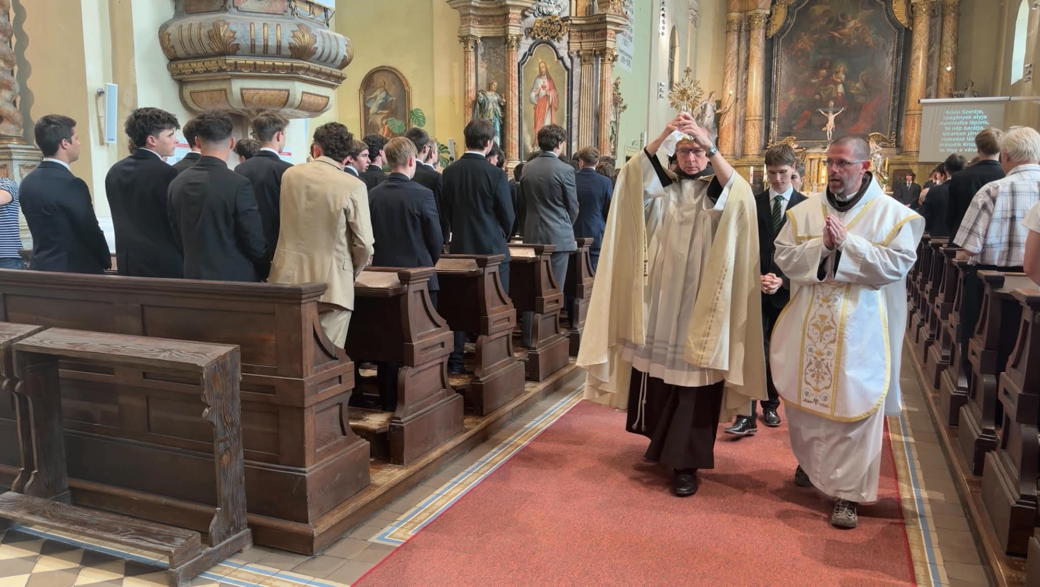 Ünnepélyes keretek között fogadták Szent Carlo Acutis ereklyéjét az esztergomi Ferences Templomban