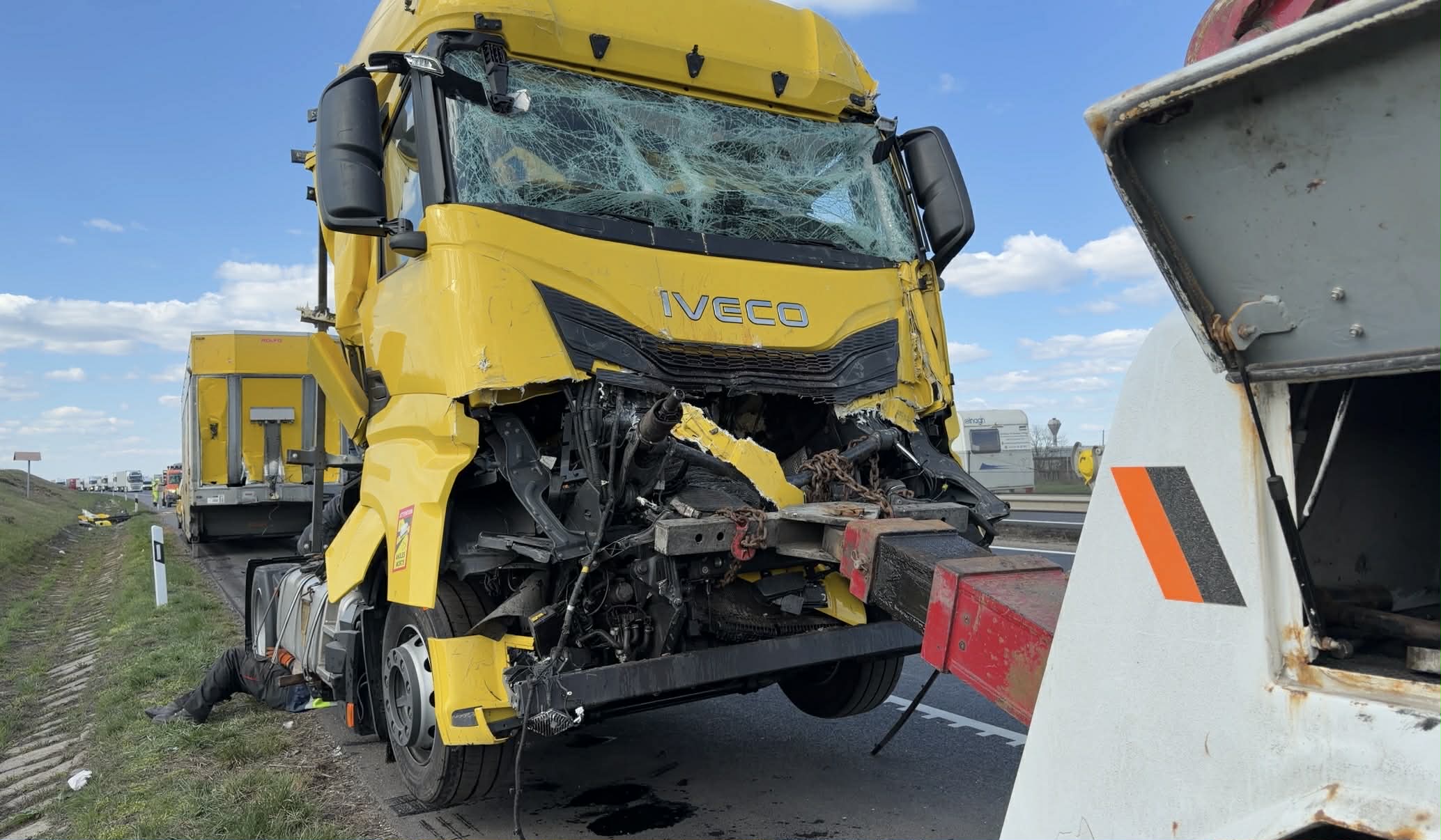 Kamionbaleset az M1-esen: Jelentős a torlódás Mocsa térségében