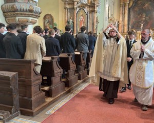 Ünnepélyes keretek között fogadták Szent Carlo Acutis ereklyéjét az esztergomi Ferences Templomban
