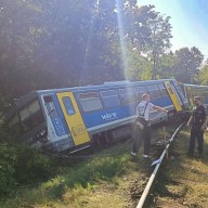 Vasúti baleset Magyarországon: kisiklott egy vonat több kocsija, tisztázatlanok az okok – a MÁV a helyszínen tesz bejelentést. 