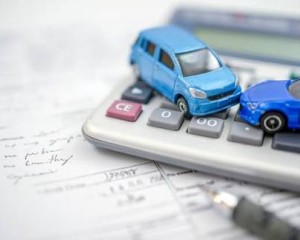 Biztosítási alkuszok: március 1-ig kell befizetni a kötelező gépjármű-felelősségbiztosítást év végén váltók első díjrészletét