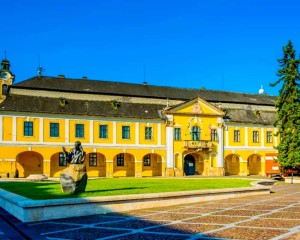 Történelmi nevek a Városházán: Átnevezték Esztergom ikonikus termeit