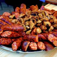 Friss tepertő és nótaszó: Idén is böllérfesztiváltól lesz zajos az esztergomi piac