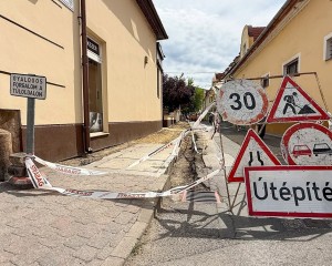 Megújul az Arany János utca járdája Esztergomban
