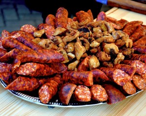 Friss tepertő és nótaszó: Idén is böllérfesztiváltól lesz zajos az esztergomi piac