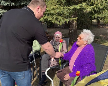 Virágosztás a Zöld Fenyő Otthonban