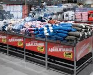 Öt forintra árazza le a ruhákat és cipőket az ALDI, ezer forintos kuponokat kapnak a nyugdíjasok