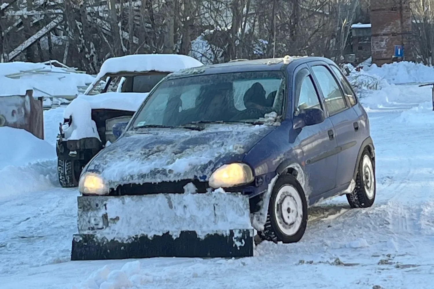 A dorogi MacGyver: Saját autójából épített hókotrót, hogy segítsen a szomszédoknak