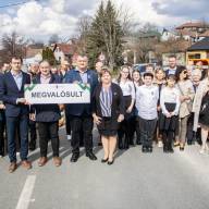Megújult a piliscsévi főút – ünnepélyesen adták át a Béke utcát