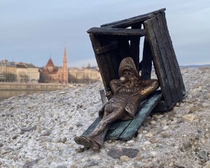 Piszkos Fred, a kapitány letelepedett a pesti rakpart egyik kőtömbjére