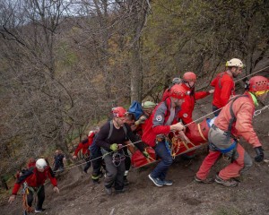 24 barlangi mentőt, tűzoltókat, légimentőt riasztottak a Dunakanyarba