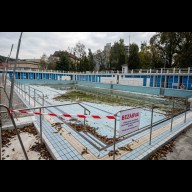 Évekig tartó halogatás ára: Bezáratták az esztergomi strandot, a lakosok a városvezetés alkalmatlanságáról beszélnek