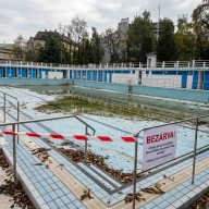 Évekig tartó halogatás ára: Bezáratták az esztergomi strandot, a lakosok a városvezetés alkalmatlanságáról beszélnek