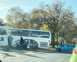Baleset Esztergomban: Két autó ütközött a Dobogókői úton, hatalmas a dugó