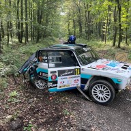 Súlyos baleset történt a Győr Rally második napján a Bakonyban - fotók