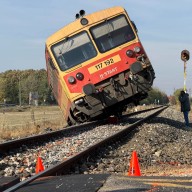 Személyvonattal ütközött egy autó Nyergesújfalunál