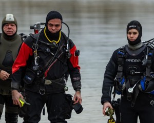 A Palatinus-tó mélyére vitték a feldíszített és fényfüzérrel díszített karácsonyfát