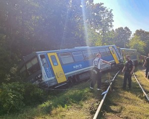 Vasúti baleset Magyarországon: kisiklott egy vonat több kocsija, tisztázatlanok az okok – a MÁV a helyszínen tesz bejelentést. 