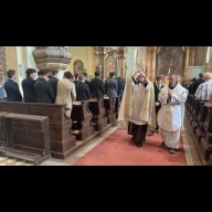 Ünnepélyes keretek között fogadták Szent Carlo Acutis ereklyéjét az esztergomi Ferences Templomban