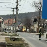 Tetejére borult egy autó Bajóton