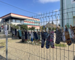 Fél pár zoknikkal hívták fel a figyelmet az autizmusra Dorogon