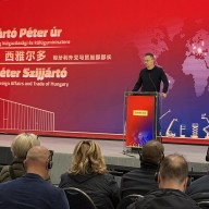 Hatalmas kínai beruházás Tatabányán: Átadták a Zoomlion első európai gyárát