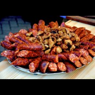 Friss tepertő és nótaszó: Idén is böllérfesztiváltól lesz zajos az esztergomi piac