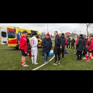 Dupla eszméletvesztés a Dorog–ESMTK edzőmeccsen, kórházba kerültek a játékosok