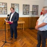 Ahol a szívüket is szélesre tárták – Felemelő rendvédelmi kiállítás nyílt a bajnai kastély szomszédságában
