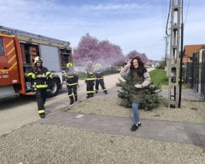 Tűzoltóautóval érkezett a húsvéti locsolás Sárisápon