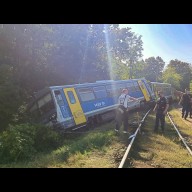 Vasúti baleset Magyarországon: kisiklott egy vonat több kocsija, tisztázatlanok az okok – a MÁV a helyszínen tesz bejelentést. 