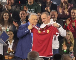 Háborúellenes gyűlés Esztergomban