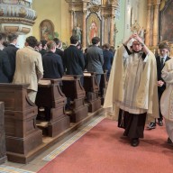 Ünnepélyes keretek között fogadták Szent Carlo Acutis ereklyéjét az esztergomi Ferences Templomban