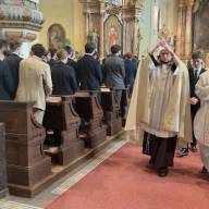 Ünnepélyes keretek között fogadták Szent Carlo Acutis ereklyéjét az esztergomi Ferences Templomban
