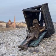 Piszkos Fred, a kapitány letelepedett a pesti rakpart egyik kőtömbjére