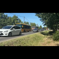 Súlyos buszbaleset Esztergom közelében: Teljes útlezárás a 11-es főúton