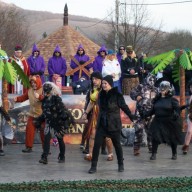 Eltemették Farsang Ferkót Tokodon – látványos műsorral búcsúztatták a telet