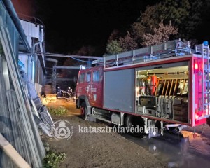 Részben beszakadt egy lángoló csarnoképület Visegrádon
