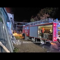 Részben beszakadt egy lángoló csarnoképület Visegrádon