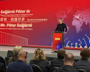 Hatalmas kínai beruházás Tatabányán: Átadták a Zoomlion első európai gyárát